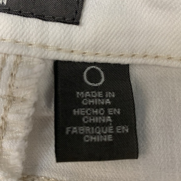 Chico’s So Slimming White Capris, 5 pocket Jean style. Stretch - Picture 13 of 17